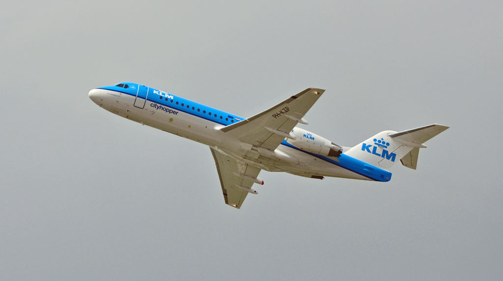 Fokker 70 der KLM-Cityhopper, PH-KZP, im Steigflug nach dem Start in Dsseldorf - 07.06.2010