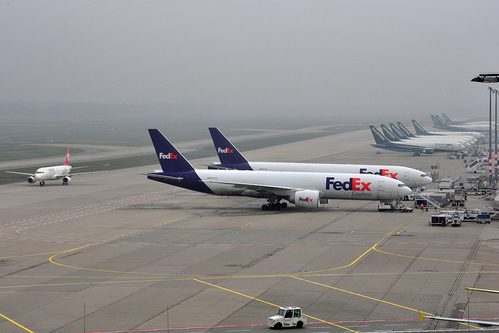  Frachterlinie  in Kln-Bonn mit 2 B 777-FS2 (N854FD und N861FS) der FedEx im Vordergrund bei Nebelwetter - 28.10.2012