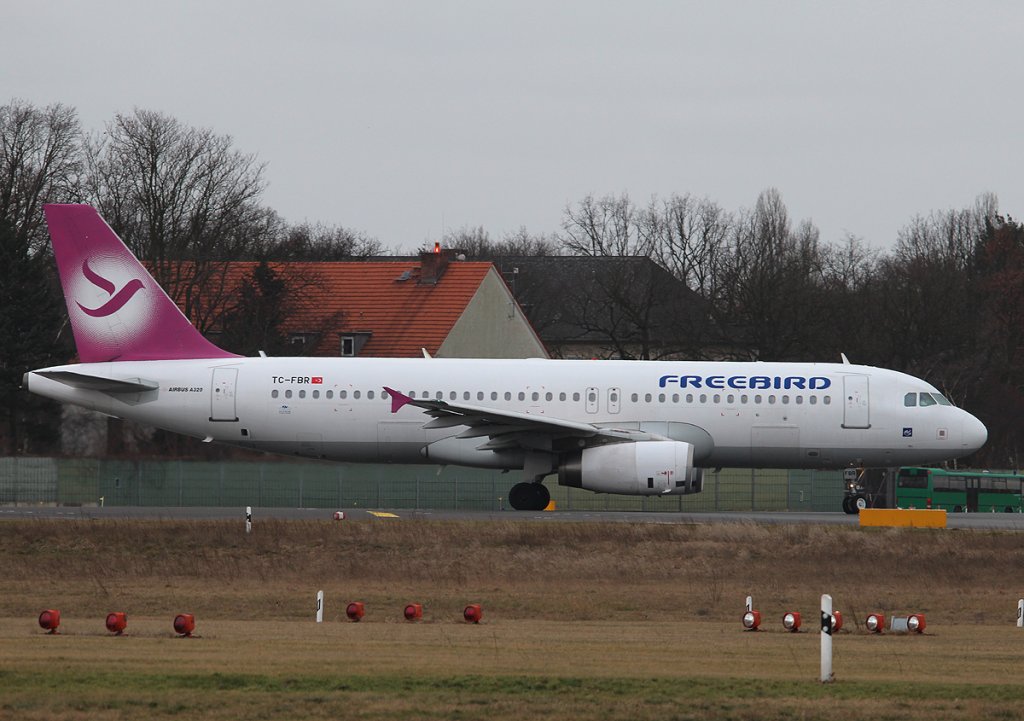 Freebird A 320-232 TC-FBR kurz vor dem Start in Berlin-Tegel am 03.03.2013