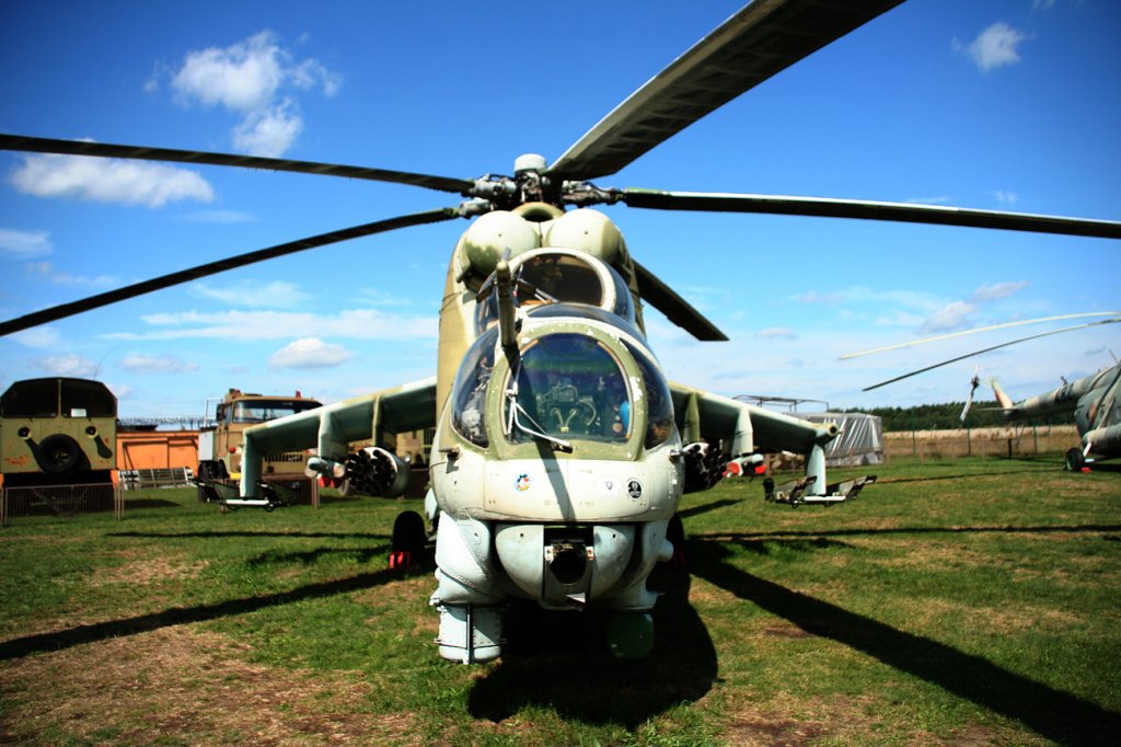 Frontansicht der NVA Mil Mi-24D 547 (BW 98+32) im Flugplatzmuseum Cottbus am 24.07.2011