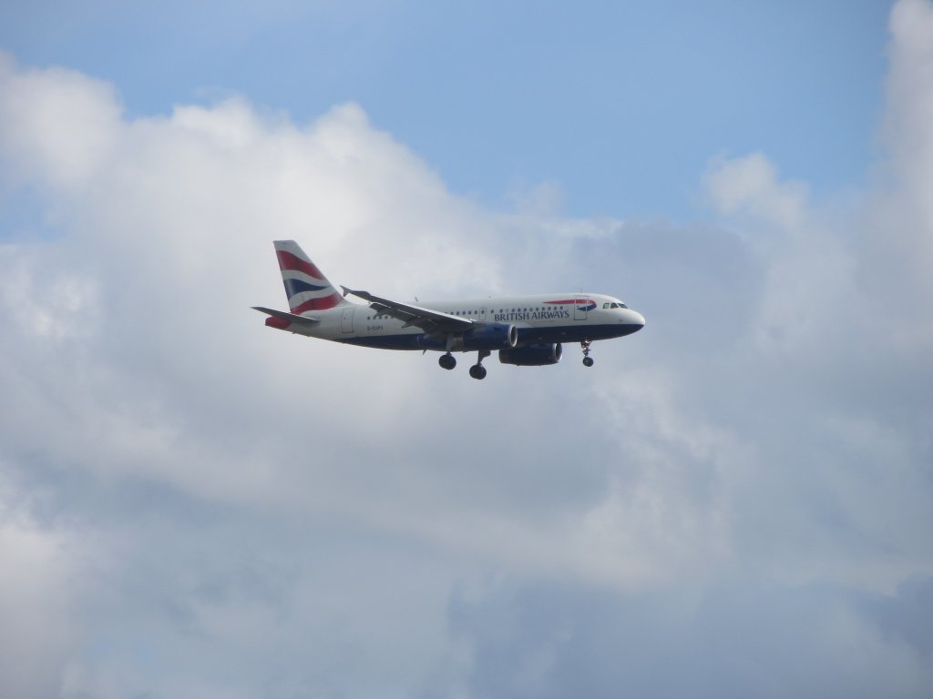 G-EUPX der British Airways, Airbus A319, am 20.4.2012 im Landeanflug auf London Heathrow. Fotostandort Avenue Park.