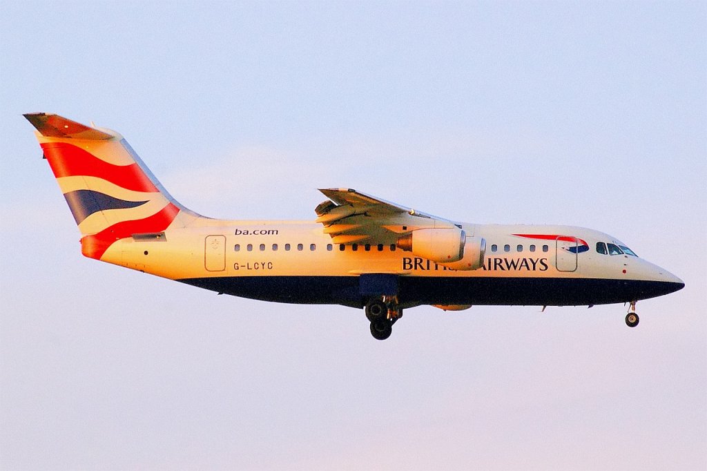 G-LCYC
British Airways British Aerospace Avro 146-RJ85
am Abend des 31.07.09 im Anflug auf Zrich Kloten