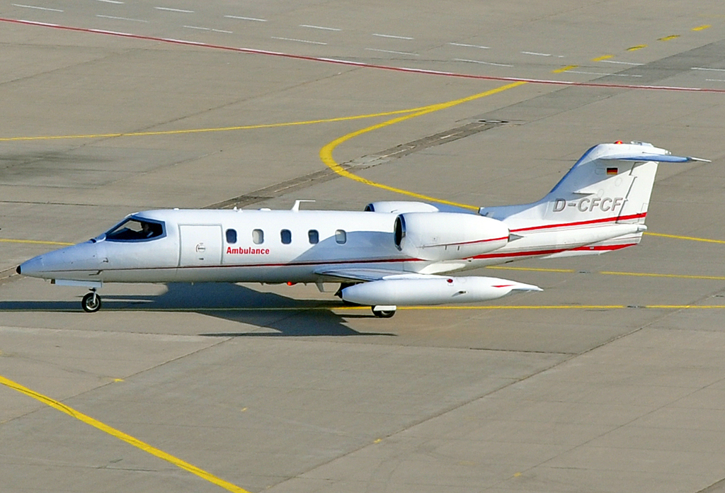 Gates Lear Jet 35A, D-CFCF  Ambulance , rollt in CGN zum Start - 28.10.2012