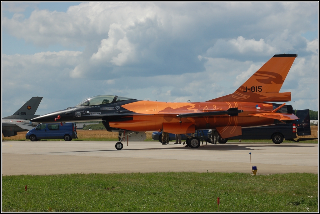 General Dynamics F-16  Fighting Falcon  J-015 des Demoteams der Niederlndischen Luftwaffe am 19. Juni 2009 auf dem Militrflugplatz Volkel (EHVK).