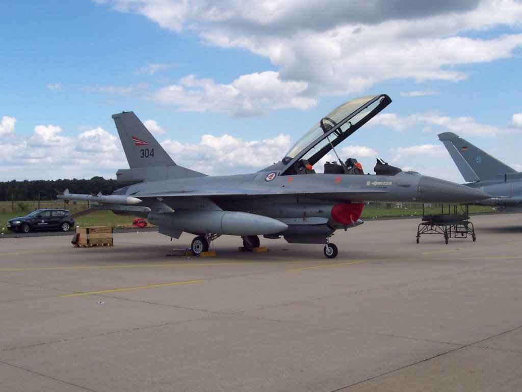 General Dynamics F-16BM Fighting Falcon - 304 - Royal Norwegian Air Force

aufgenommen am 17. Juni 2007 whrend des Tag der offenen Tr auf der NATO Air Base Geilenkirchen