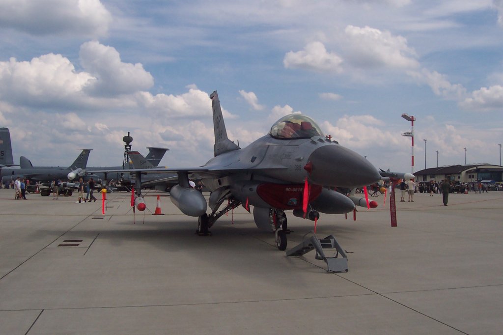 General Dynamics F-16C Fighting Falcon - AF 90-0818 - United States Air Force

aufgenommen am 26. Juli 2008 whrend des Tag der offenen Tr auf der Air Base Spangdahlem