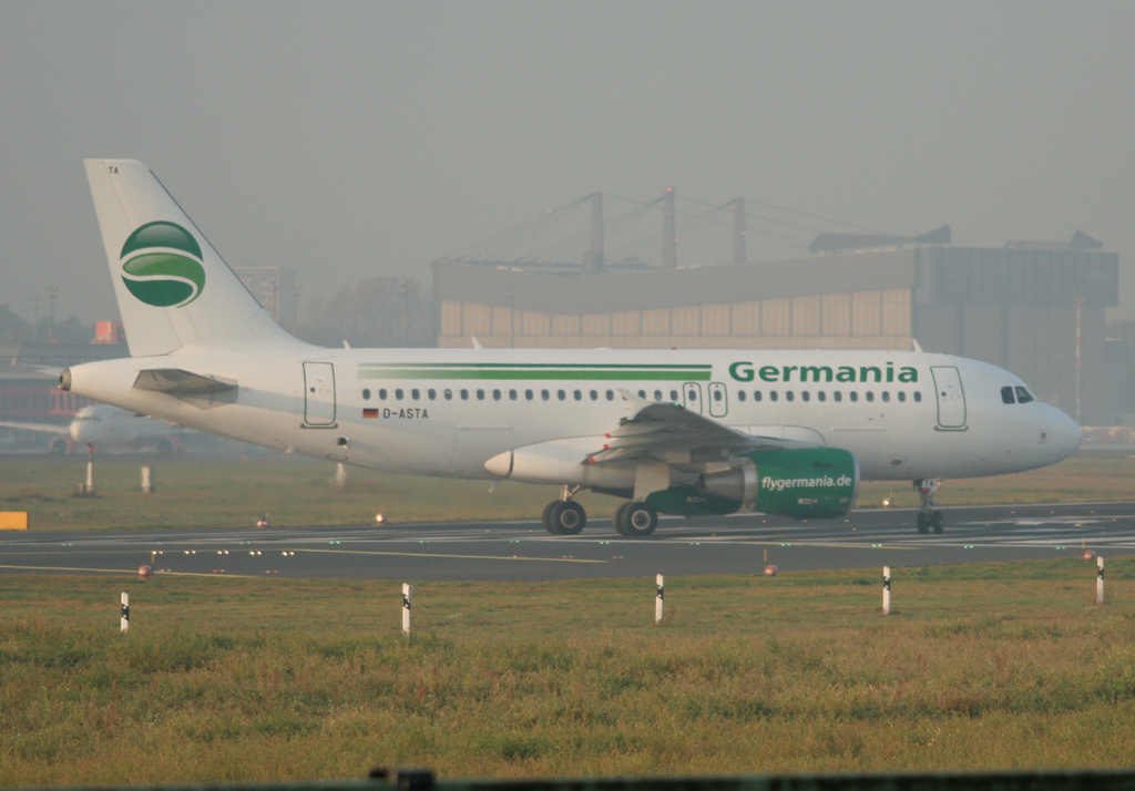 Germania A 319-112 D-ASTA kurz vor dem Start in Berlin-Tegel an einem sehr trben Morgen des 29.10.2011