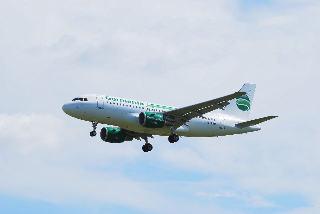 Germania Airbus A319 D-ASTA im Anflug auf Hamburg Fuhlsbttel am 01.06.11