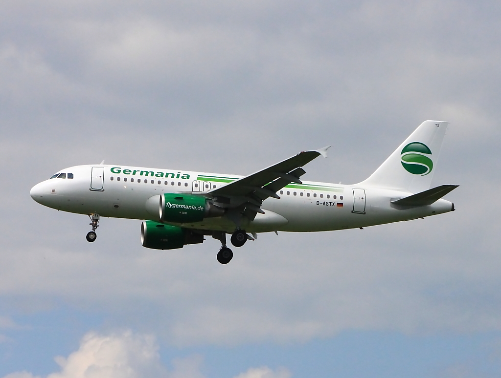 Germania im Anflug auf den Flughafen Friedrichshafen. Zum Einsatz kam ein Airbus A319, aufgenommen 9.6.2012