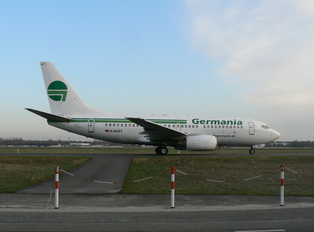 Germania B 737-75B D-AGET am frhen Morgen des 02.04.2010 auf dem Flughafen Berlin-Tegel