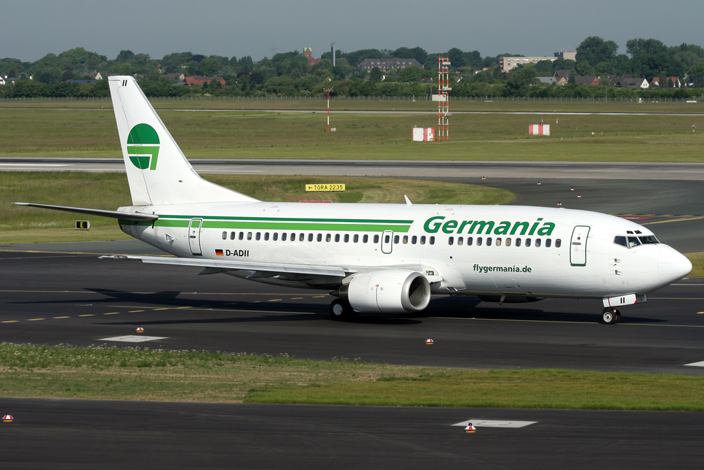 Germania B737-300 D-ADII rollt auf dem Taxiway zur 23L in DUS / EDDL / Dsseldorf am 24.05.2009