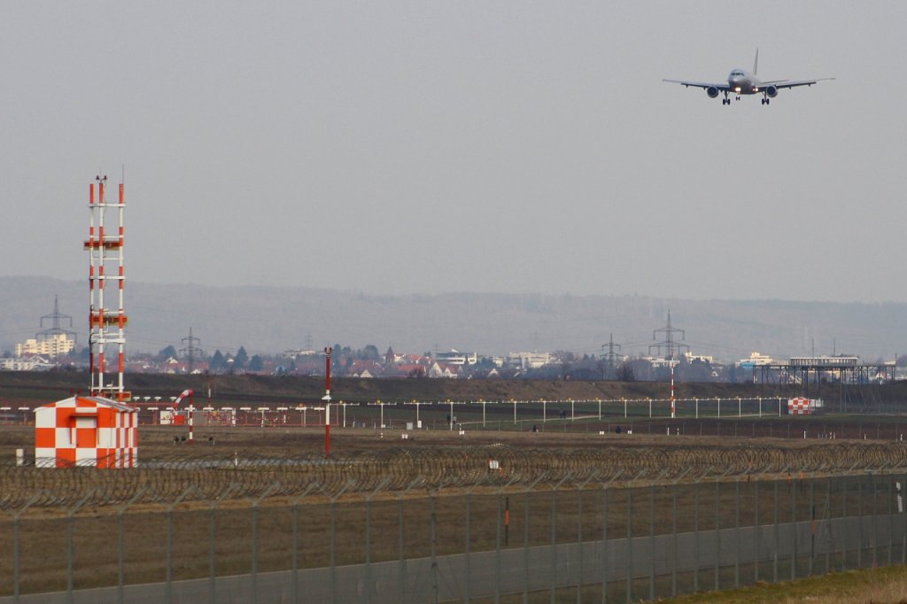  Germanwings 2976 on short final runway 25  
Dieser Airbus A319-100 der Germanwings setzt gleich auf der Stuttgarter Landebahn 25 auf (12.02.11)