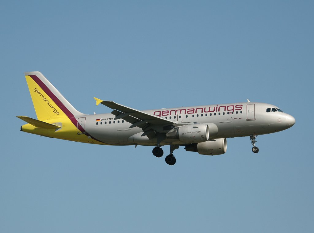 Germanwings A 319-112 D-AKNR bei der Landung in Berlin-Schnefeld am 04.06.2011