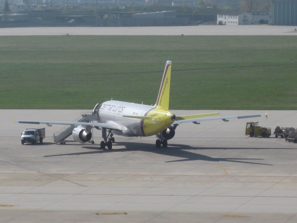 Germanwings-Airbus A319-100 auf dem Stuttgarter Flughafenvorfeld am 24.04.2010