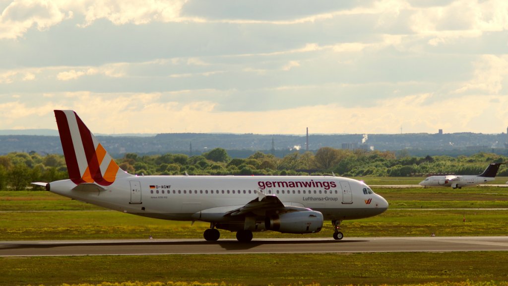Germanwings, Airbus A319-132 D-AGWF auf dem Weg zur R32/L beim Start in EDDK-CGN, 18:30 Uhr am 09.05.2013
Hier in anderer Lackierung. 
