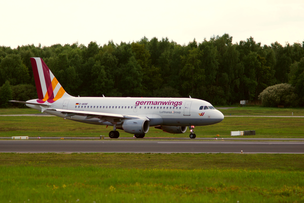 Germanwings, Airbus A319-132 D-AKNF auf der R32/L beim Start in EDDK-CGN, 18:22 Uhr am 09.05.2013
Hier in anderer Lackierung. 