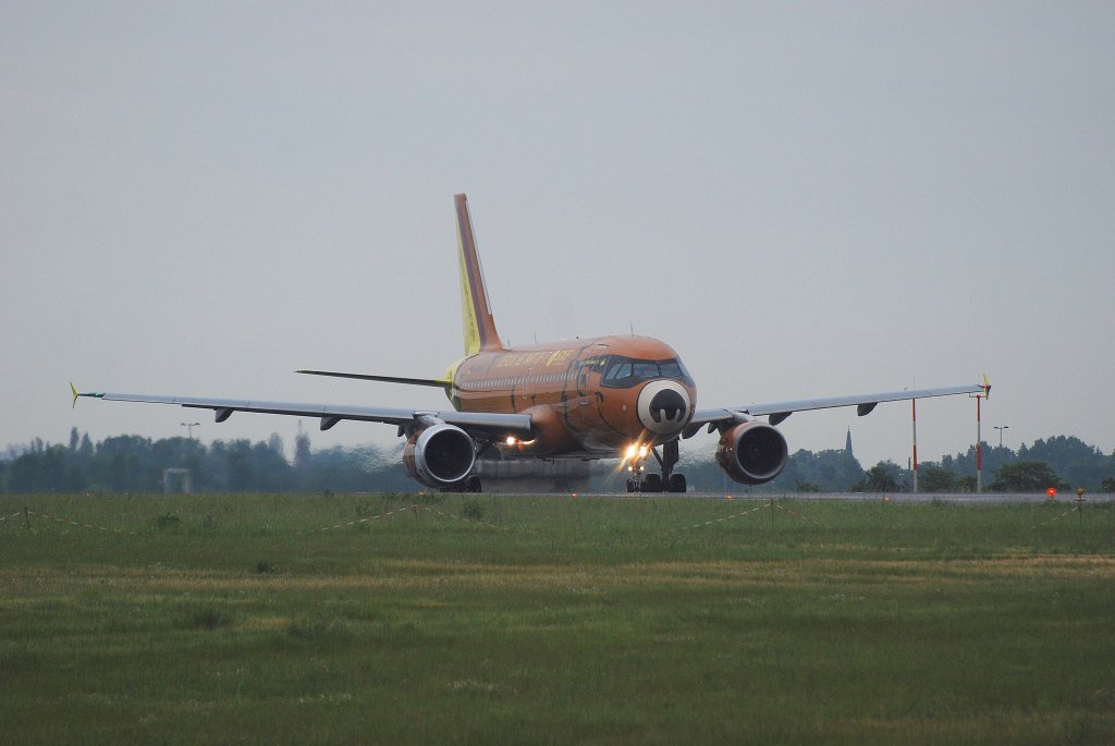 Germanwings Airbus A319 D-AKNO kurz vor dem Start in Berlin-Schnefeld am 12.06.10
