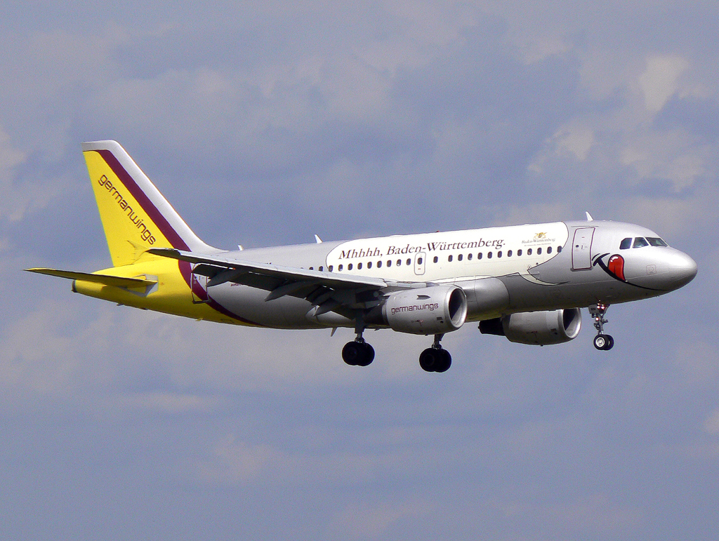 Germanwings Baden-Württemberg A-319 D-AKNM im Anflug auf 14L in CGN / EDDK / Köln Bonn am 19.08.2007