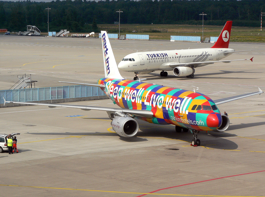 Germanwings Park Inn A-319 D-AKNF auf dem Vorfeld in CGN am 26.08.2013