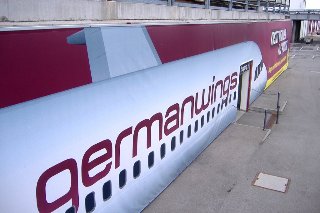 Germanwings-Werbung am Flughafen Stuttgart vo dem Terminal (14.11.09)