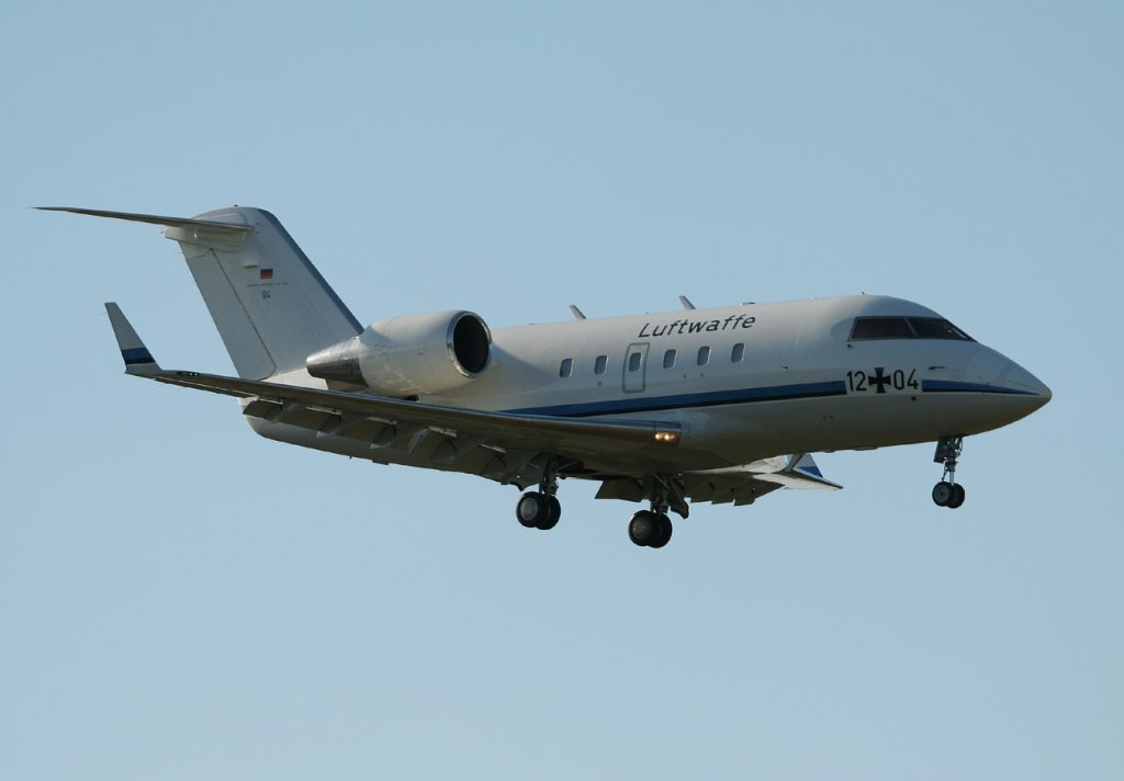 Germany Air Force Canadair Challenger 601 12+04 kurz vor der Landung in Berlin-Tegel am 02.06.2011