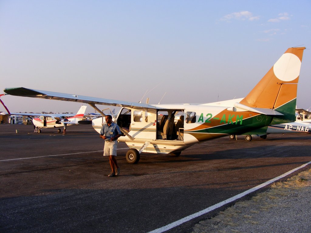 Gippsland GA 8 Airvan A2-AKM auf dem Flughafen Maun in Botwana im Einsatz als Rundflugmaschine ber dem Okawango Delta am 8.9.2009
