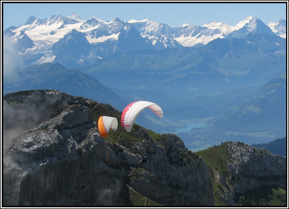Gleitschirmflieger am Pilatus in der Schweiz, aufgenommen am 26.07.2009.