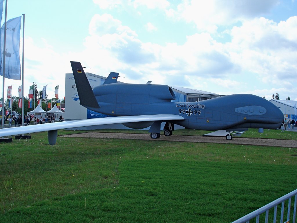 Global Hawk RQ-4, das grte unbemannte Luftfahrzeug, ein von der amerikanischen Firma Northrop Grumman gebauter Langstreckenaufklrer (Drohne), Erstflug 1998, hier eine Attrappe bei der ILA 2006 in Berlin, 