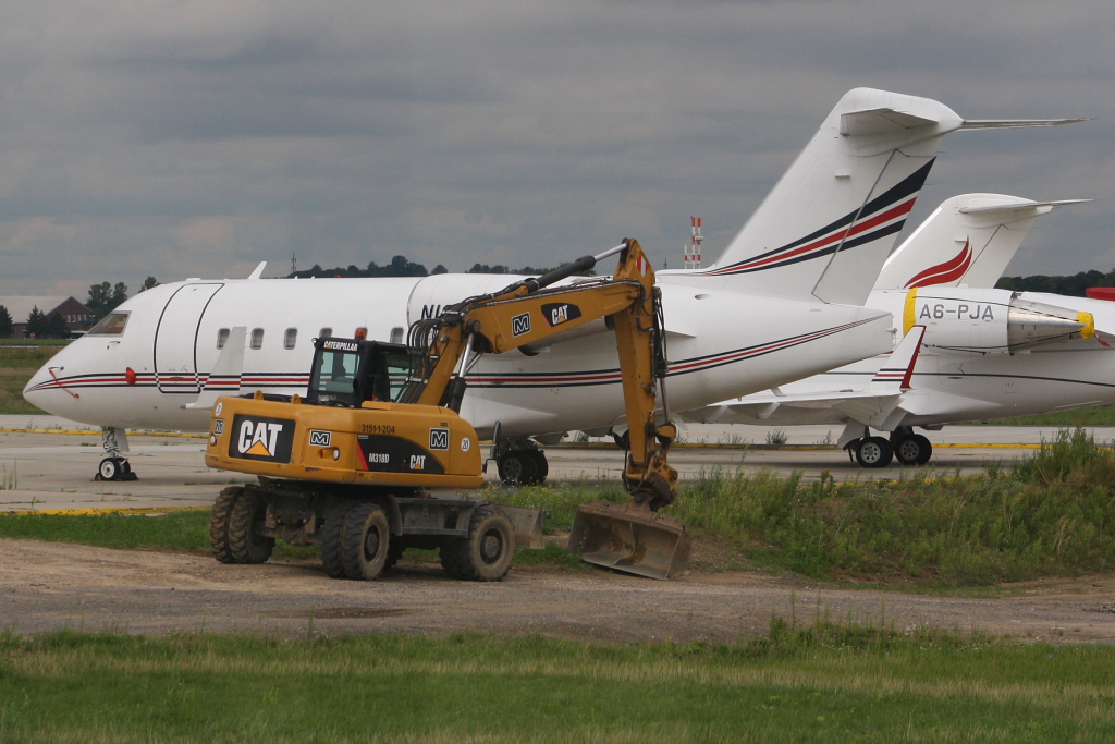 Grenvergleich zwischen einem Business-Jet und einem Baustellen-Raupenbagger (Flughafen Berlin-Schnefeld, 17.08.10)