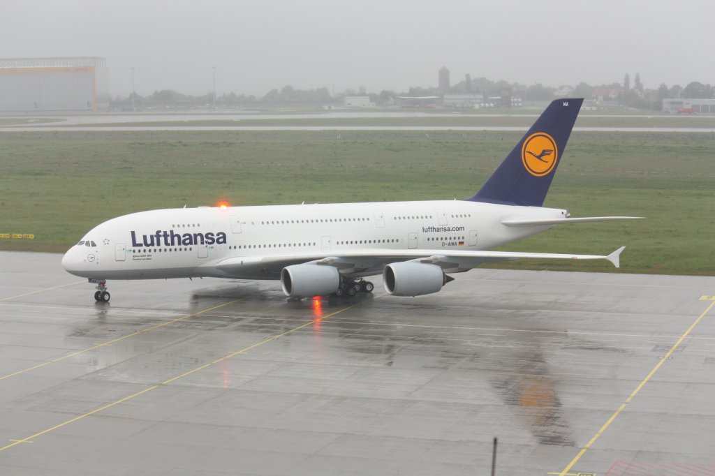 Groer Besuch heute (01.06.2010) am Flughafen Leipzig/Halle. Der erste Airbus A380 der Lufthansa war zu Trainingszwecken fr einen Tag zu Gast. Zwischen den Trainingseinheiten parkte der Flieger auf dem Vorfeld. 