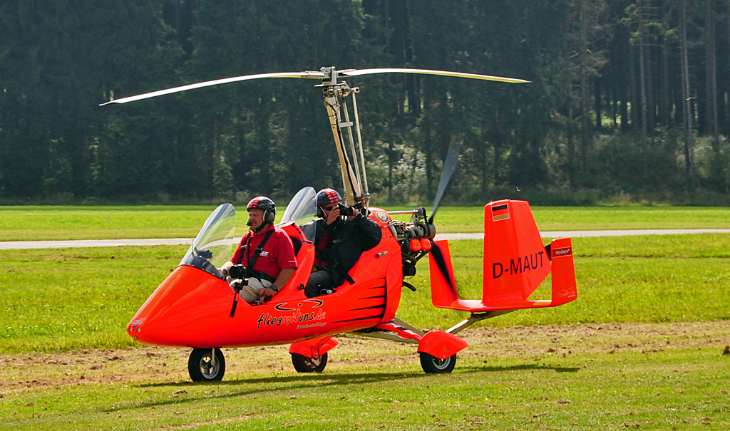 Gyrocopter D-MAUT in Signalfarbe - Breitscheid 21.08.2010