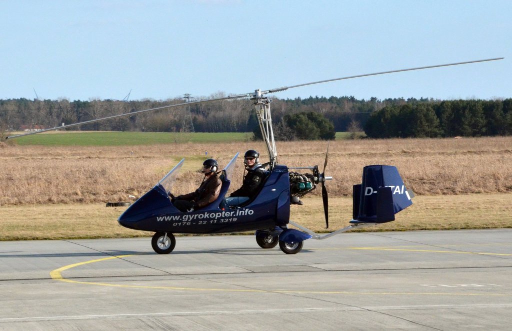 GyroCopter D-MTAI, ein ultraleicht Fluggerät, Höchstgeschwindigkeit 165 km, Kraftstoffverbrauch = 16-18 ltr, am Flugplatz Straußberg am 14.04.2013 gesehen.
