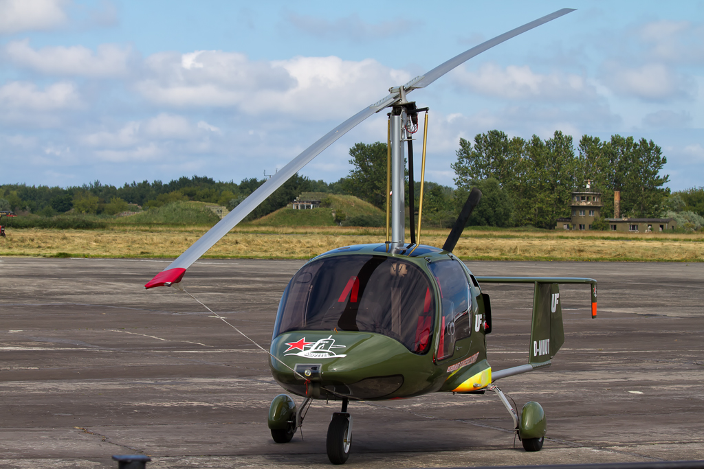Gyrocopter ist zum Rundflug bereit. Im Hintergrund ist die Leitstelle der ehemaligen NVA Luftstreitkrfte Peenemnde zu sehen. - 15.08.2012
