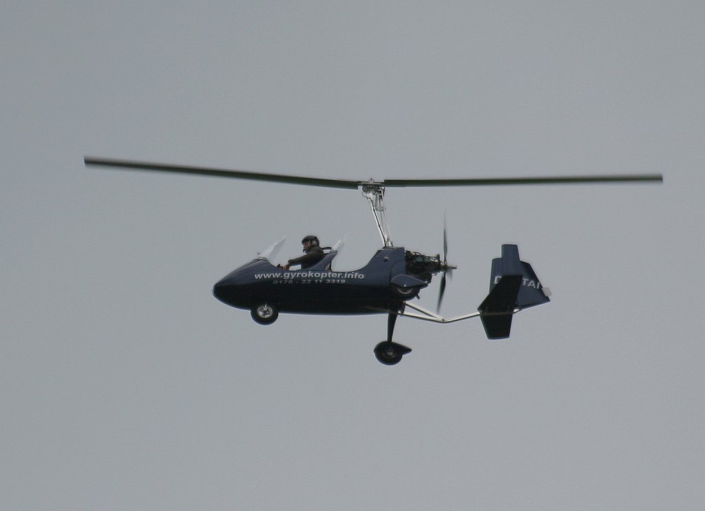 Gyrokopter D-MTAI bei der Flugvorfhrung auf dem Flugplatzfest in Strausberg am 08.05.2010