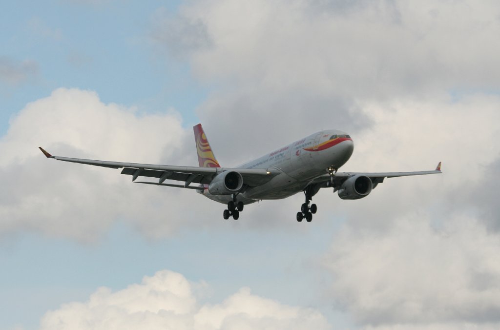 Hainan Airlines A 330-243 B-6133 kurz vor der Landung in Berlin-Tegel am 25.06.2012