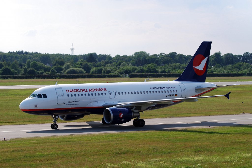 Hamburg Airways Airbus A319 D-AHHA rollt nach der Landung in Hamburg Fuhlsbttel zum Gate.Aufgenommen am 10.06.11