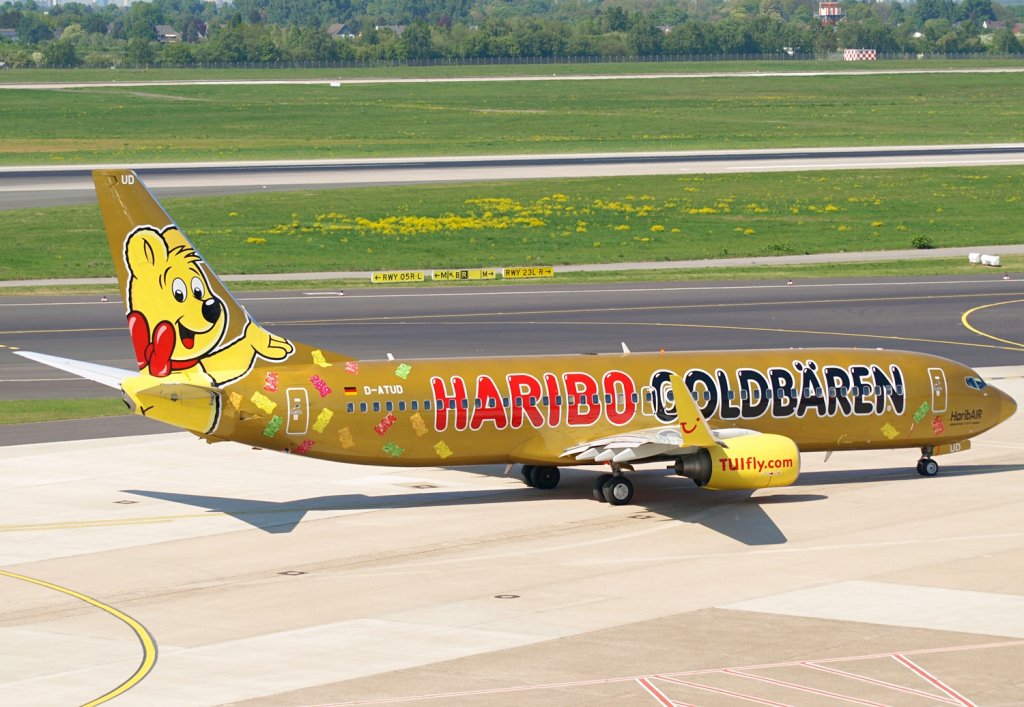  HaribAir  am Dsseldorfer Flughafen zurck vor den Rckflug nach (FUE)erteventura.

April 2011 / B737-8K5 / D-ATUD