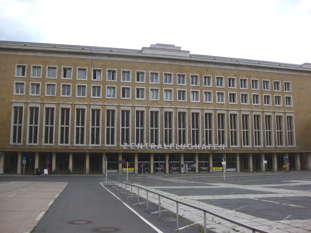 Haupteingang des ehemaligen Weltflughafen Tempelhof, von Architekt Ernst Sagebiel im Jahr 1934 entworfen. Es ist ein Weltkulturerbe. (18.08.10)