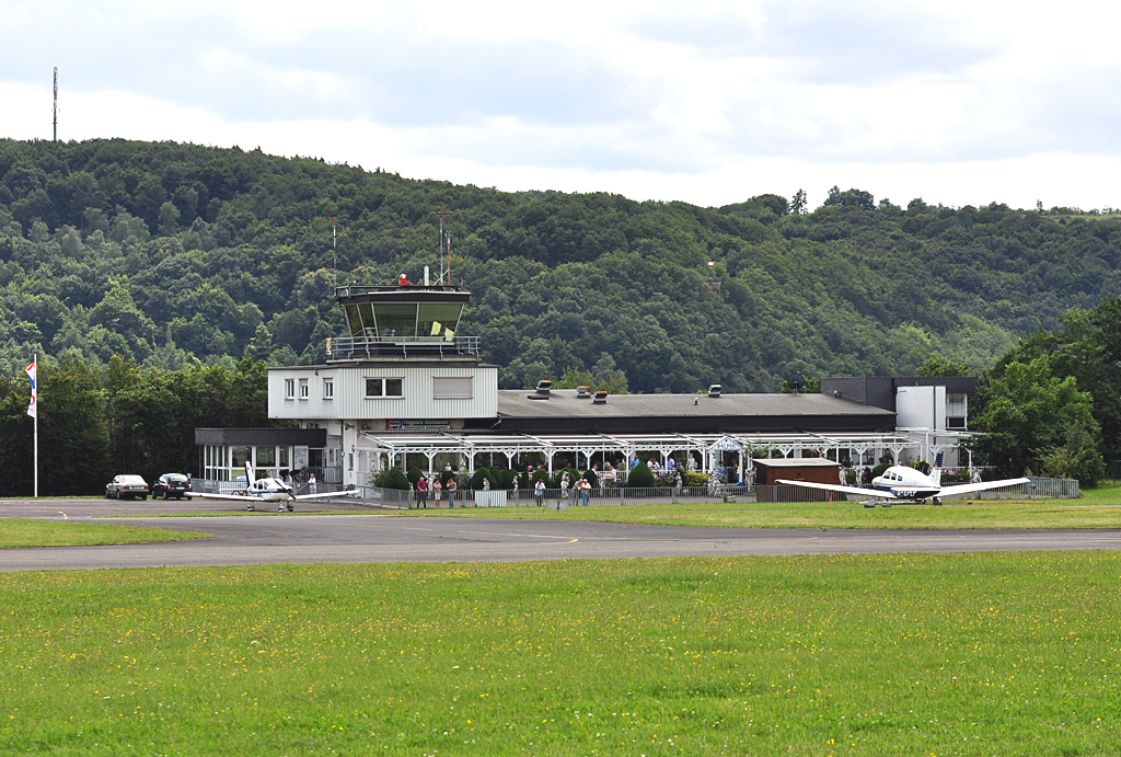Hauptgebude am Flugplatz Koblenz-Winningen mit Tower - 04.08.2012