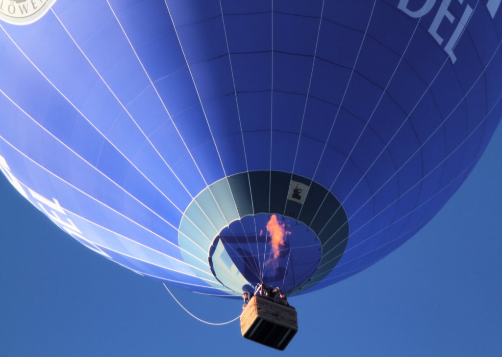 Heiluftballon ber Kchersberg, der zur Landung in Murrhardt ansetzt.1.10.2011.