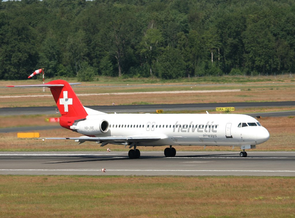 Helvetic Airways Fokker 100 HB-JVE beim Start in Berlin-Tegel am 02.06.2011