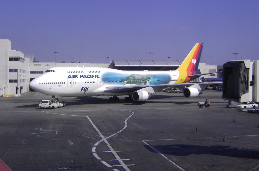 Hier eine Boeing DQ-FJL  Boeing 747-412 der Air Pacific im Oktober 2007 in Los Angeles zum Abflug bereit.