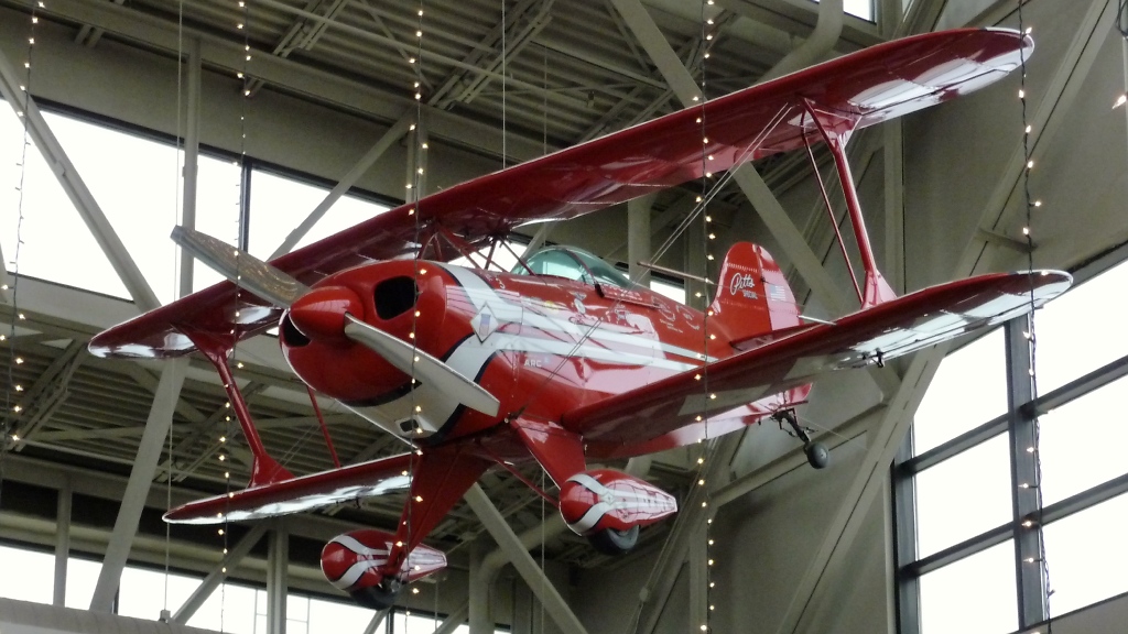 Hoch ber den Kpfen hngt eine weitere Pitts Special S1T der  Red Devils  im Eingangsbereich des EAA Airventure Museums in Oshkosh, WI (3.12.10).