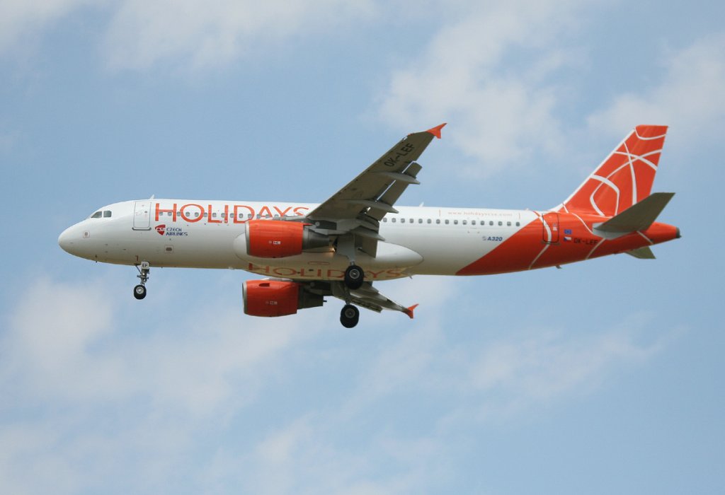 Holidays Czech Airlines A 320-214 OK-LEF bei der Landung in Berlin-Schnefeld am 10.07.2012