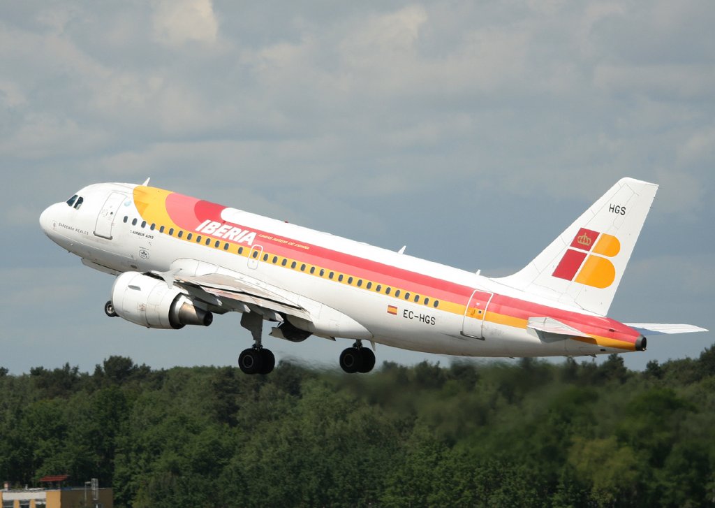 Iberia A 319-111 EC-HGS beim Start in Berlin-Tegel am 17.05.2012