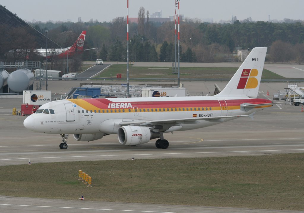 Iberia A 319-111 EC-HGT bei der Ankunft in Berlin-Tegel am 02.04.2011