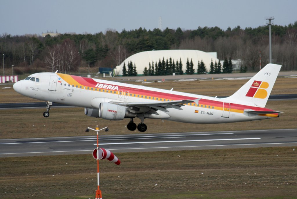 Iberia A 320-214 EC-HAG beim Start in Berlin-Tegel am 27.02.2010