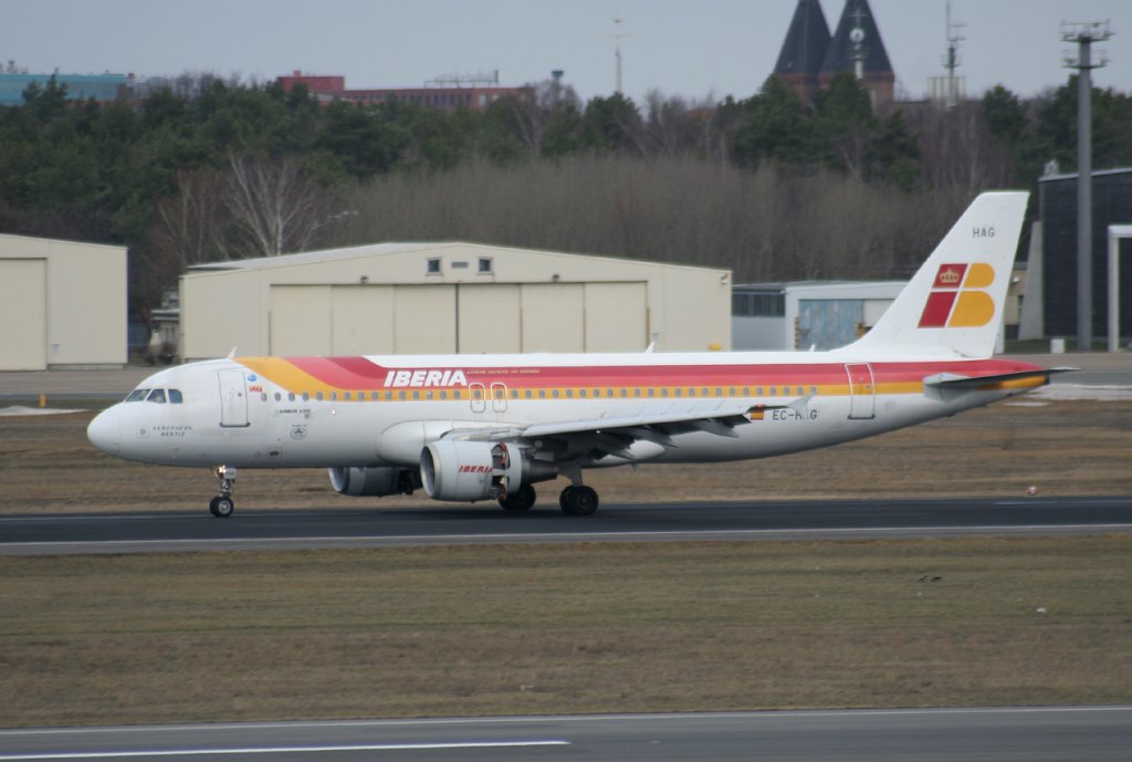 Iberia A 320-214 EC-HAG nach der Landung in Berlin-Tegel am 27.02.2010