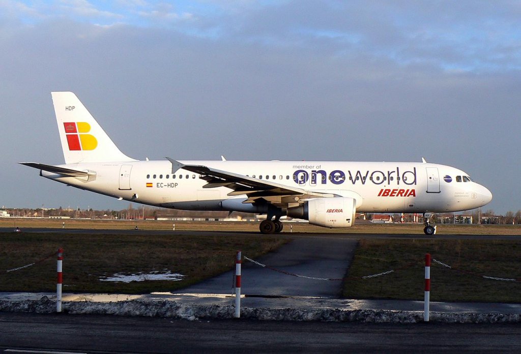 Iberia A 320-214 EC-HDP  One World  am Morgen des 27.02.2010 auf dem Flughafen Berlin-Tegel
