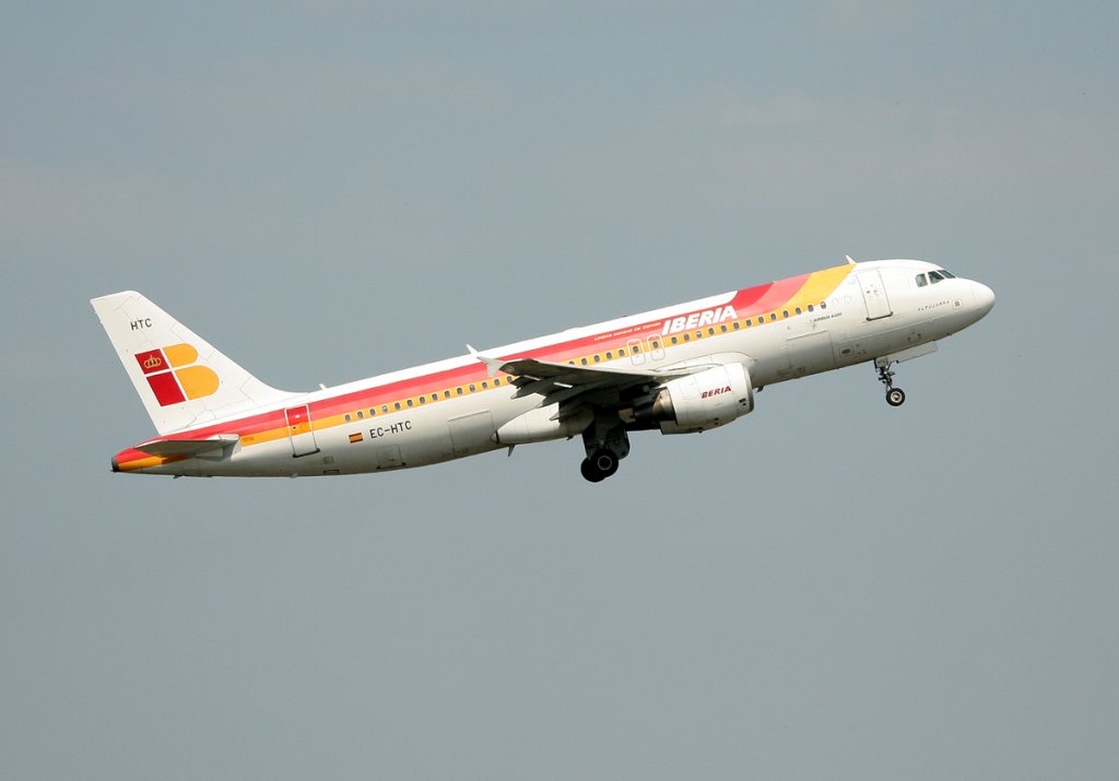 Iberia A 320-214 EC-HTC beim Start in Berlin-Tegel am 22.05.2012
